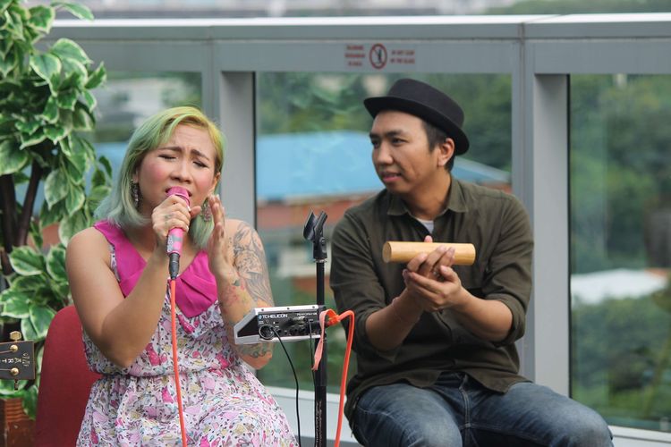 Grup musik Ten2Five tampil di acara rooftop gigs di Menara Kompas, Palmerah, Jakarta, Selasa (10/03/2020). Ten2Five membawakan lagu Love Is You.