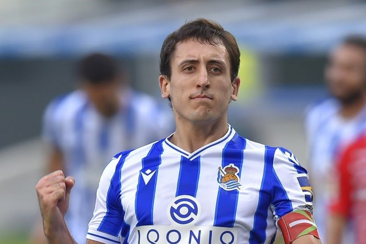 Penyerang Spanyol Real Sociedad Mikel Oyarzabal merayakan golnya dalam pertandingan sepak bola Liga Spanyol antara Real Sociedad dan Granada di stadion Anoeta di San Sebastian pada 8 November 2020.