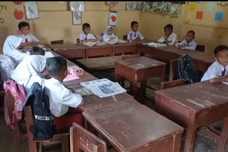 Belasan anak murid SDN 002 Desa Tanjung, Kecamatan Koto Kampar Hulu, Kabupaten Kampar, Riau, saat belajar di ruang bekas WC, Selasa (11/6/2024).