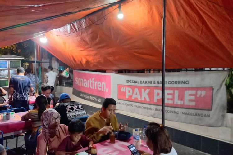 Suasana warung bakmi Pak Pele setelah kunjungan Presiden Joko Widodo, Kamis (1/6/2023)