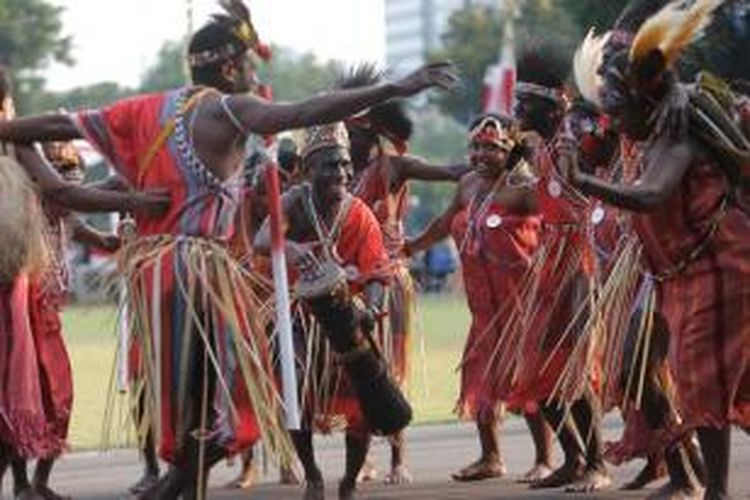 Atraksi kontingen pada Pawai Budaya Nusantara, kegiatan rangkaian peringatan HUT ke-68 RI, di Istana Merdeka, Minggu (18/8) sore.