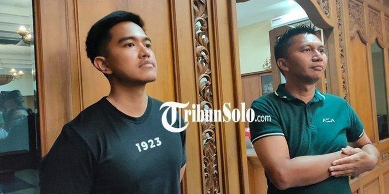 Dirut Persis Solo, Kaesang Pangarep (kiri), bersama Pimpinan Persebaya, Azrul Ananda (kanan), setelah bertemu dan berdiskusi pada Senin (24/10/2022). Persebaya dan Persis sepakat akan menyurati PSSI dalam waktu dekat.