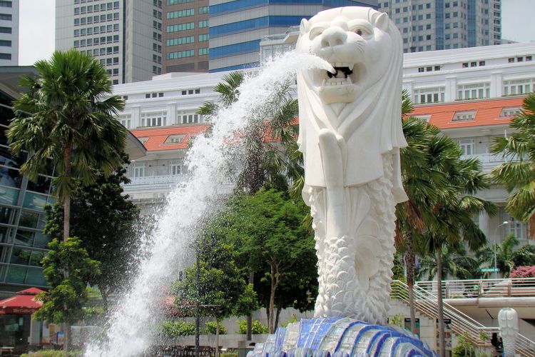Ilustrasi Patung Merlion di Merlion Park, Singapura, dengan patung Merlion cub di sisi kiri bawah.