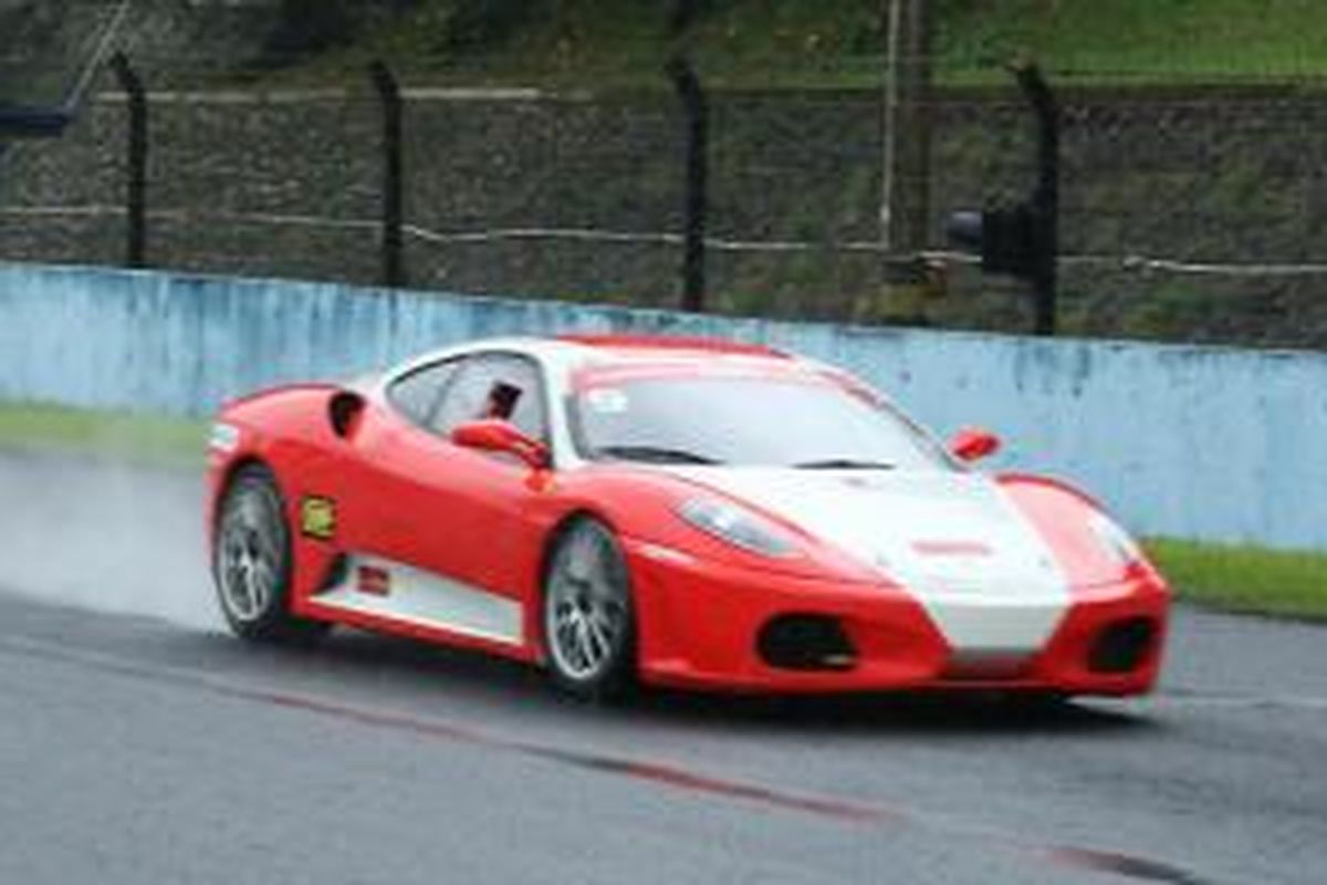 Ferrari F430 yang digeber pebalap F3 European Championship asal Indonesia