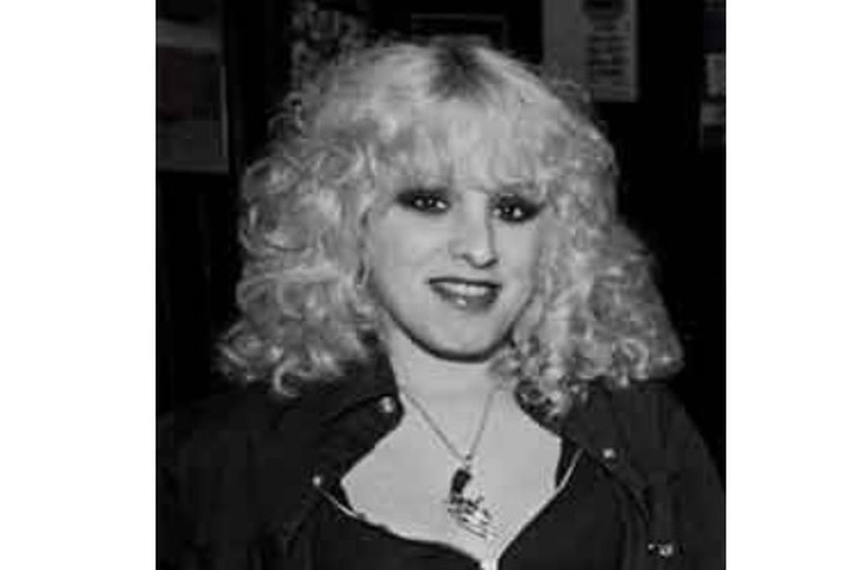 Nancy Spungen, perempuan yang dikenal sebagai manajer band punk rock Sex Pistols serta pacar dari pemain bas Sid Vicious