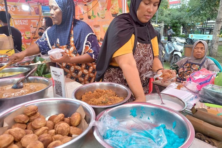 Kue coro santan, ketan biru, dan petis bumbon kuliner legendaris yang hanya ada saat Ramadhan di Kota Semarang, Senin (18/4/2024)