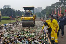 Belasan Ribu Botol Miras Dimusnahkan, Bau Alkohol Menyengat di Monas