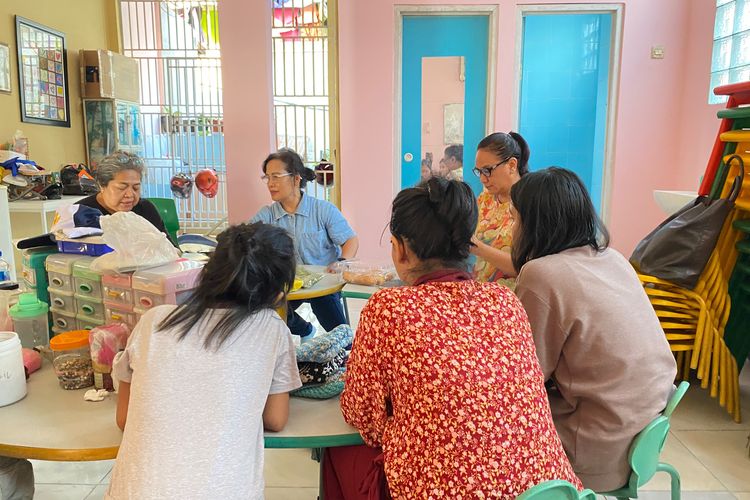Perjuangan Bidan Vina Lawan Stigma, Ubah Rumah di Gang Sempit Tambora untuk Anak-anak HIV