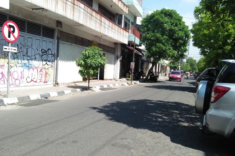 Jalan Samanhudi, salah satu ruas jalan yang biasa digunakan untuk lapak pedagang berjualan pada tradisi Pasar Bandeng.