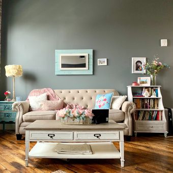 Ilustrasi ruang keluarga dengan warna cat dinding abu-abu. 