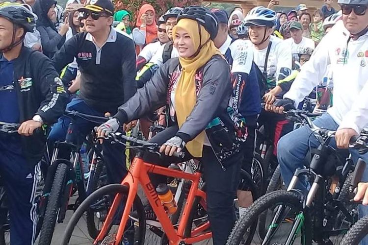 Bupati kabupaten Pandeglang, Irna Narulita melepas 4000 peserta Sepeda Nusantara 2018 yang merupakan salahsatu program unggulan Kemenpora, berlokasi di alun-alun kabupaten Pandeglang, provinsi Banten, Minggu (23/9/2018) pagi.
