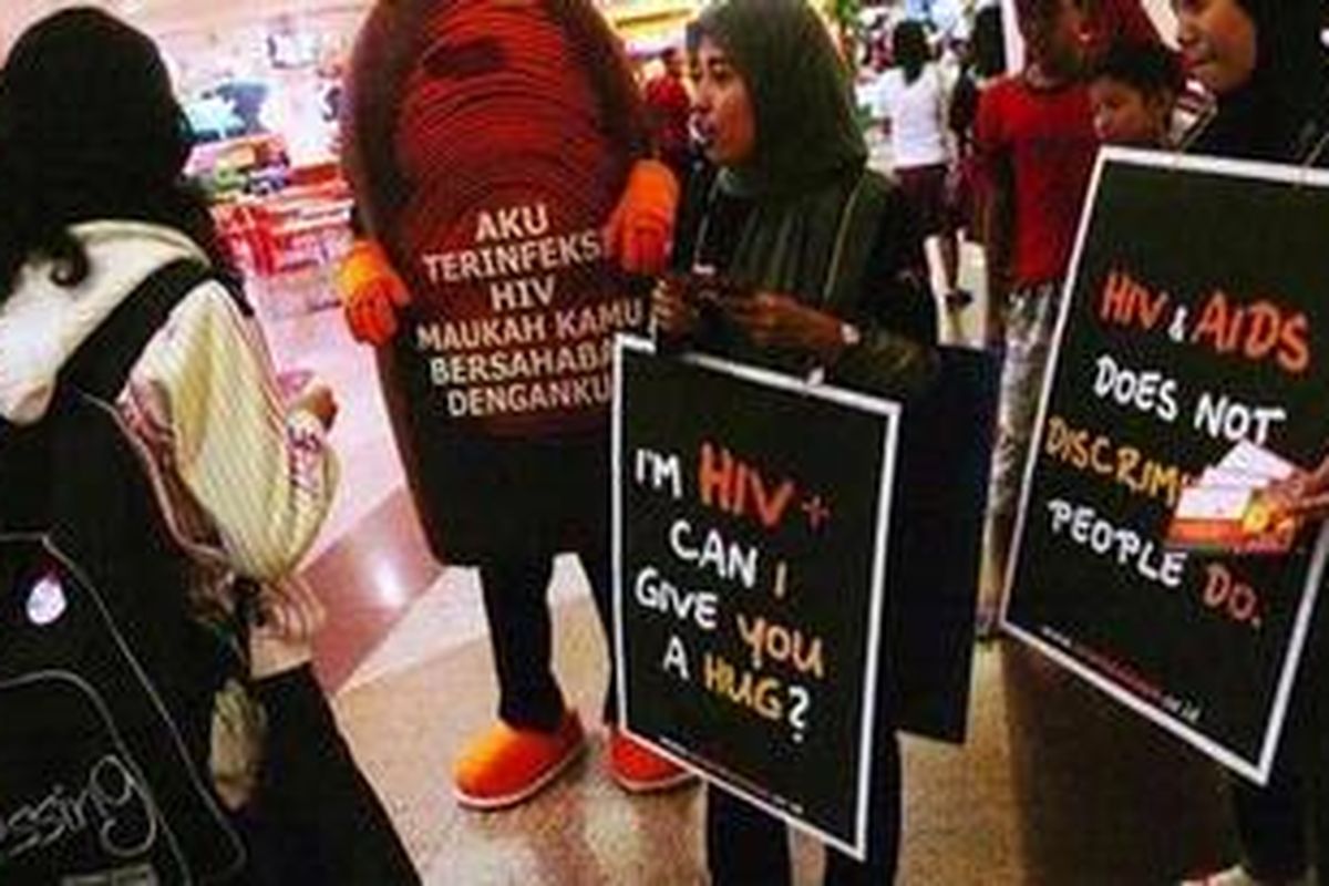Banyak orang yang belum terbuka bicara seks dan kesehatan seksual. Dampaknya langkah proteksi mencegah berbagai penyakit seperti HIV AIDS pun masih minim.