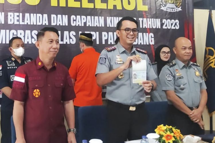 Seorang Warga Negara Asing (WNA) asal Belanda bernama Mustafa Arif Bay diderpotasi oleh Kantor Imigrasi Klas 1 Palembang lantaran kedapatan menjual kebab di food truck.