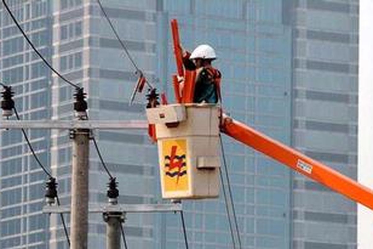 Pasukan khusus PLN sedang melakukan simulasi penyambungan baru, penggantian isolator, dan pemeliharaan travo di Parkir Timur Senayan, Jakarta, Rabu (10/11/2010). 