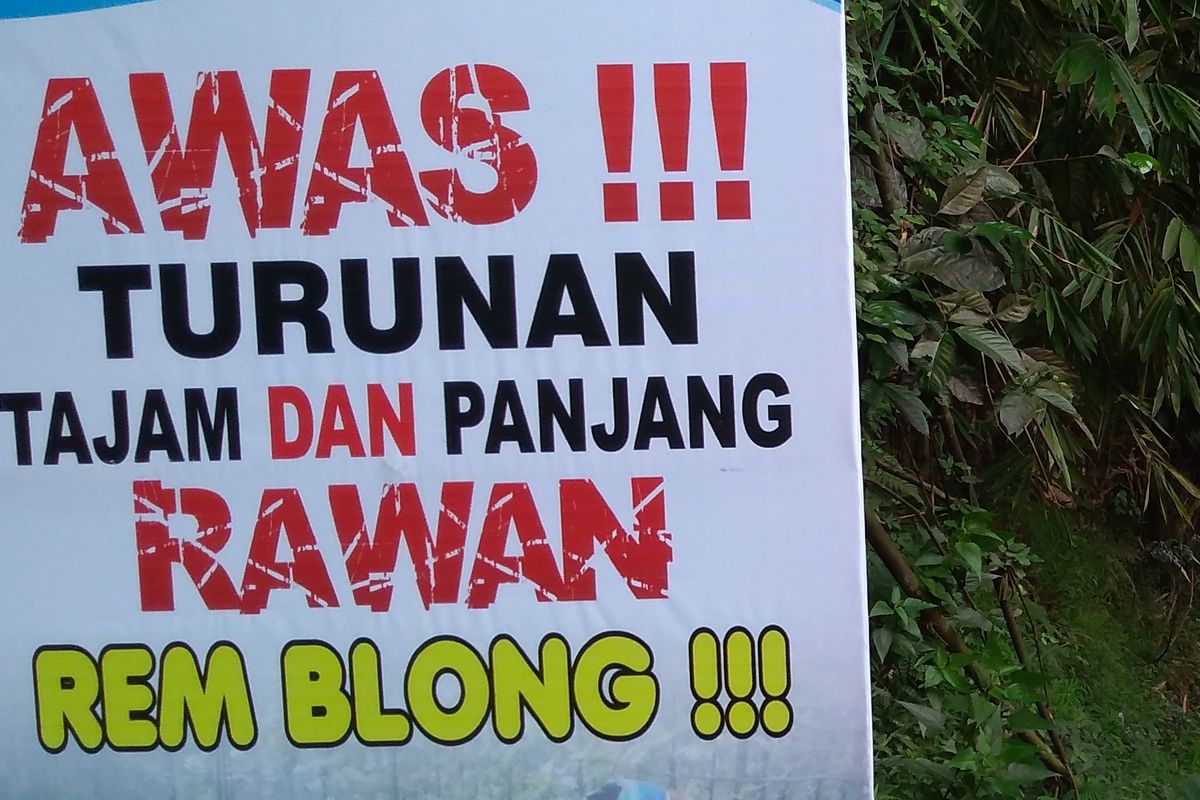 Papan imbauan dipasang di turunan Bayeman, Kecamatan Karangreja, Kabupaten Purbalingga, Jawa Tengah, Kamis (23/5/2019)