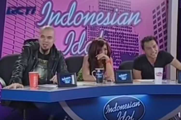Musisi Ahmad Dhani, penyanyi Agnez Mo, dan musisi Ahmad Dhani saat menjadi juri Indonesian Idol tahun 2012.