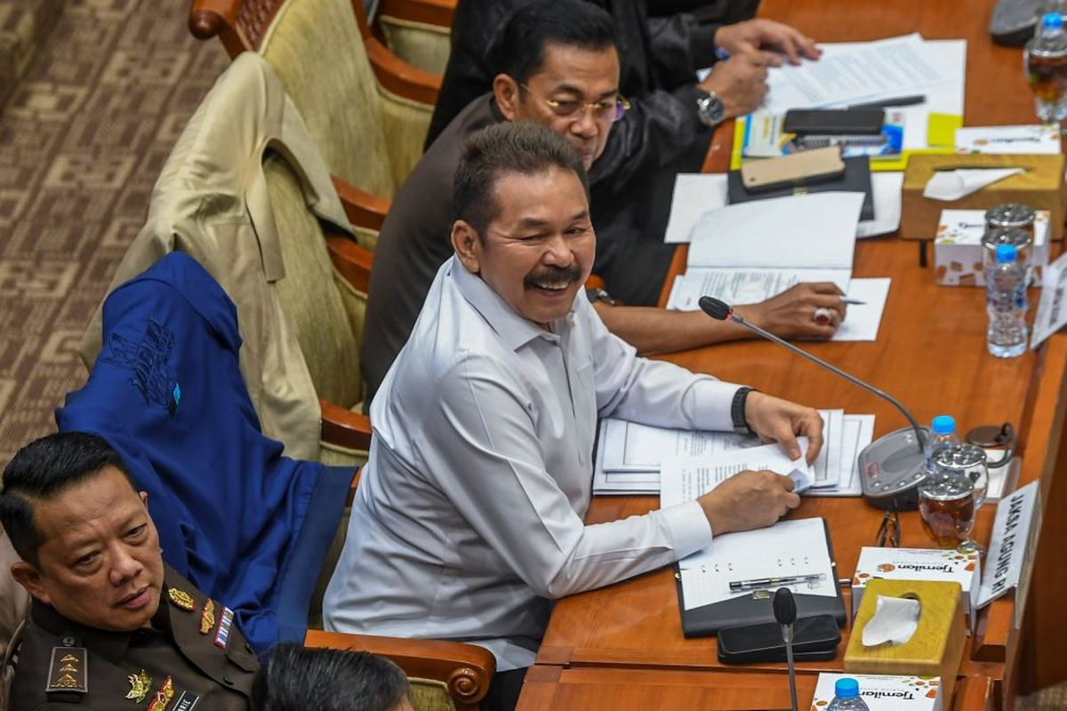 Jaksa Agung ST Burhanuddin (kedua kiri) mengikuti rapat kerja dengan Komisi III DPR di Kompleks Parlemen, Senayan, Jakarta, Kamis (16/11/2023). Rapat tersebut membahas persiapan pengamanan dan penegakan hukum dalam rangka Pemilu tahun 2024. ANTARA FOTO/Galih Pradipta/Spt.