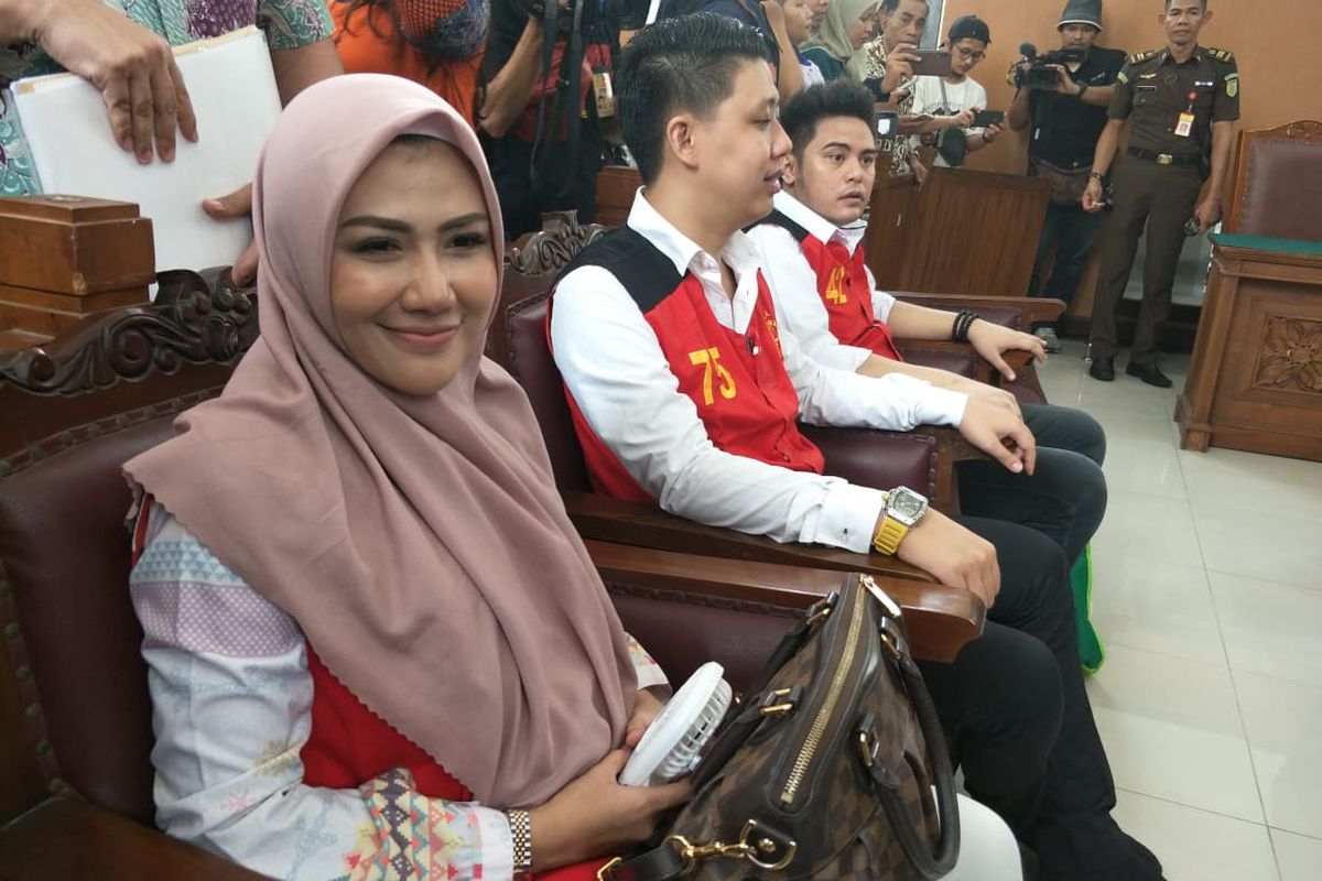 Tiga terdakwa kasus video ikan asin Galih Ginanjar, Pablo Benua, dan Rey Utami di Pengadilan Negeri Jakarta Selatan, Senin (9/12/2019).