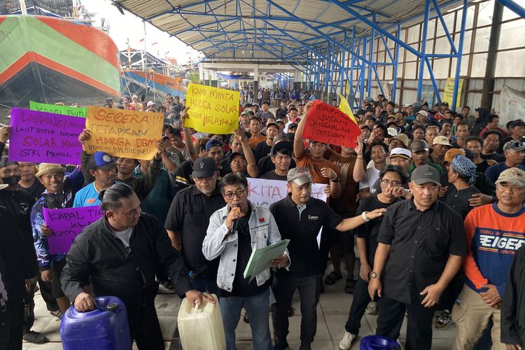 Harga BBM Solar Non-subsidi Mencekik, Kapal Menumpuk Tak Berlayar di Pelabuhan Karangsong Indramayu