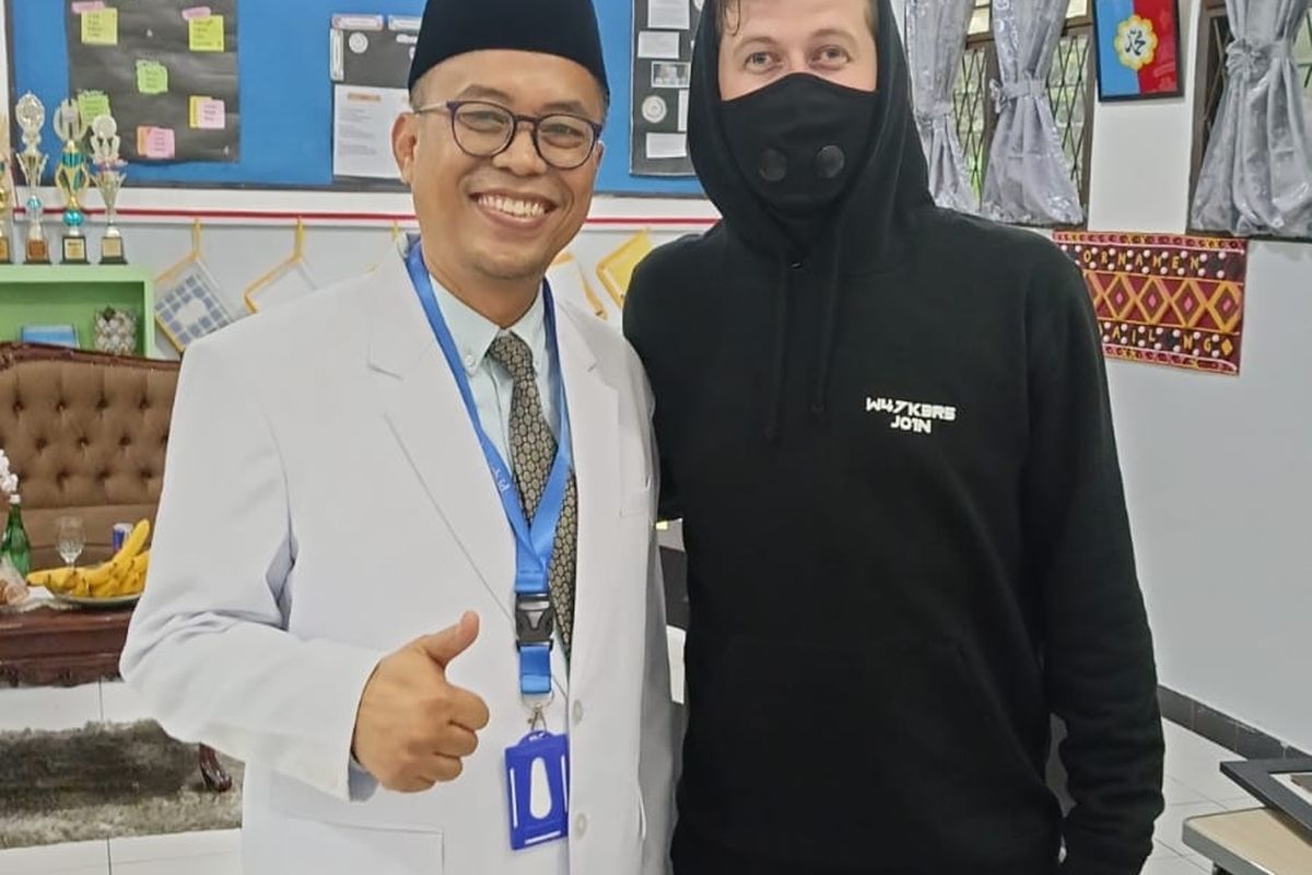 DJ dan Produser Alan Walker saat berfoto bersama Kepsek SMA Al Azhar Agustono, Selasa (29/5/2024)