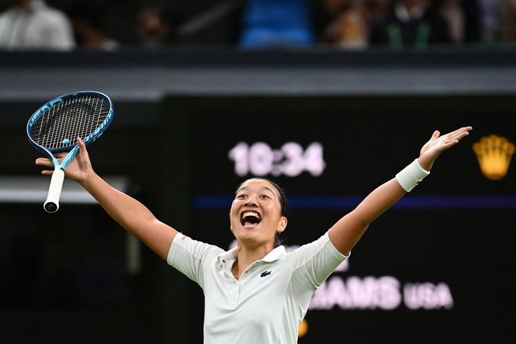 Petenis putri Perancis, Harmony Tan, melakukan selebrasi setelah meraih kemenangan atas petenis Amerika Serikat, Serena Williams, dalam putaran pertama Grand Slam Wimbledon 2022 pada 28 Juni 2022. 