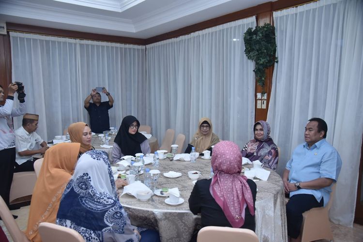 Wakil Ketua DPR RI Kordinator Bidang Industri dan Pembangunan (Korinbang) Rachmat Gobel saat mengikuti kegiatan buka bersama dengan para janda pejuang Gorontalo, Jumat (14/4/2023).
