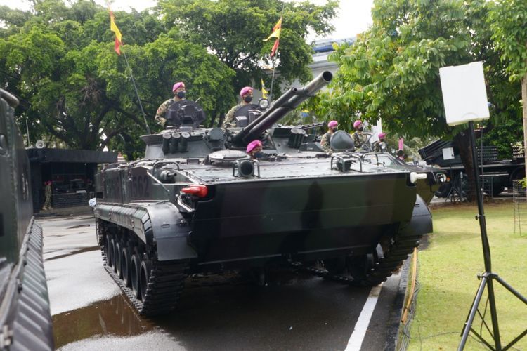 Tank milik Korps Marinir TNI AL saat upacara serah terima jabatan Komandan Korps Marinir dari Mayjen Suhartono kepada Mayjen Widodo Dwi Purwanto di lapangan apel Markas Komando Korps Marinir, Jakarta Pusat, Senin (7/2/2022).