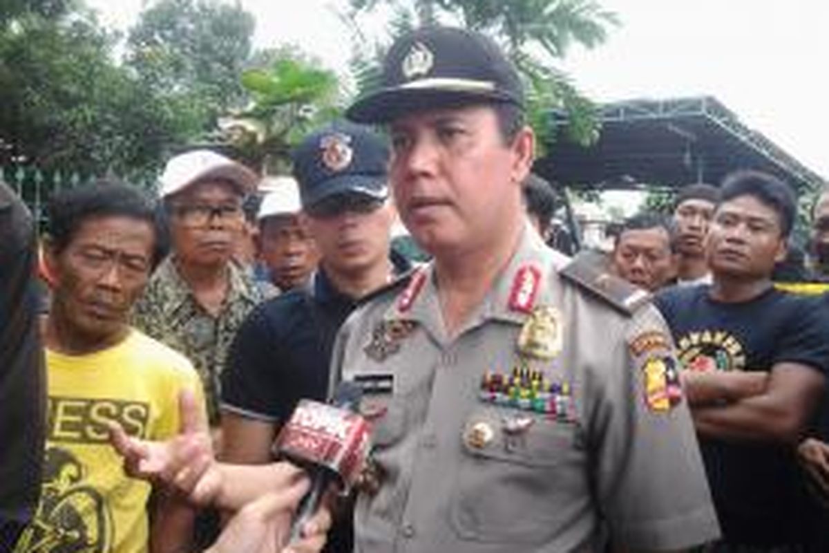 Kadiv Humas Mabes Polri, Brigjen (Pol) Boy Rafli Amar memberikan keterangan pers kepada wartawan di area lokasi penggerebekan rumah kontrakan terduga teroris di Ciputat, Tangerang Selatan, Rabu (1/1/2014).