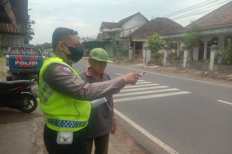 Jajaran Satlantas Polres Malang melalukan olah TKP kecelakaan lalu lintas di Jalan Raya Gading, Desa Gading, Kecamatan Bululawang, Kabupaten Malang, Minggu (1/1/2023).