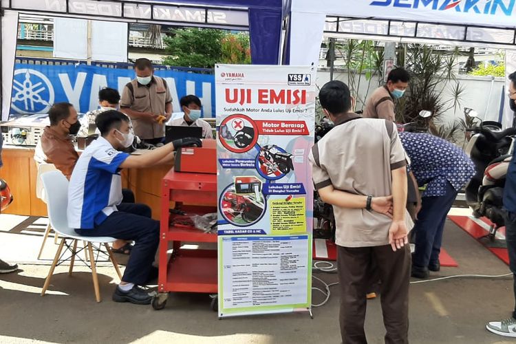 Uji emisi gas buang kendaraan di diler Yamaha