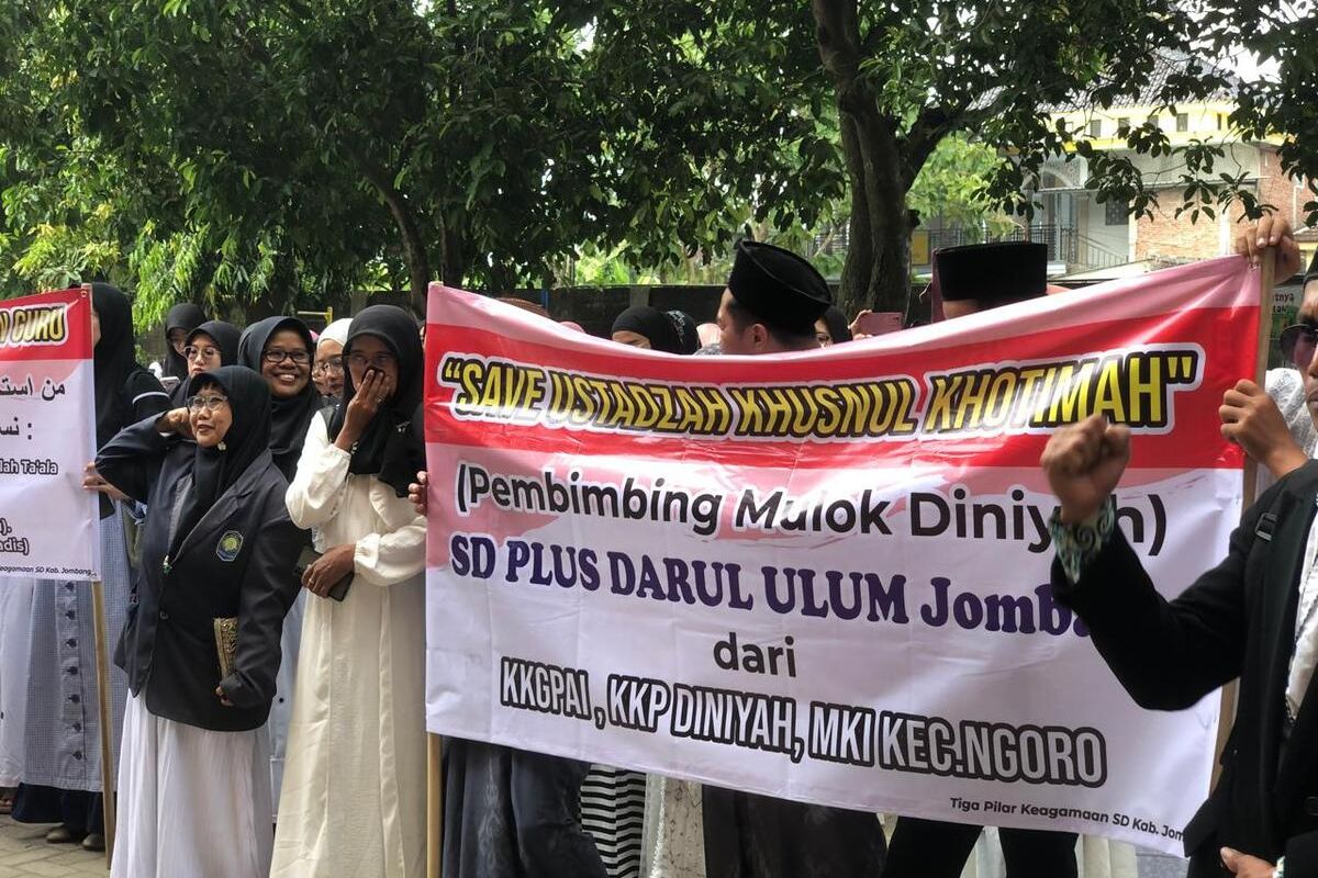 Para guru agama islam dan pembimbing pelajaran diniyah menggelar aksi solidaritas setelah Kepolisian menetapkan seorang guru pembimbing pelajaran diniyah sebagai tersangka dalam kasus cedera mata kanan yang dialami siswa SD Plus Darul Ulum Kabupaten Jombang, Jawa Timur, Sabtu (18/5/2024).