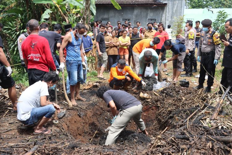 GALI—Tim Polres Wonogiri menggali kuburan yang didalamnya ditemukan kerangka manusia di pekarangan di belakang rumah milik pria berinisial SPY (44) di Desa Setren, Kecamatan Slogohimo, Kabupaten Wonogiri, Jawa Tengah, Senin (22/4/2024).
