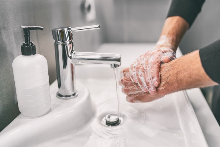 Mencuci wajah dan tangan dengan air dingin bisa membantu sebagai cara agar tidak ngantuk saat bekerja sekaligus membangunkan tubuh dan pikiran.