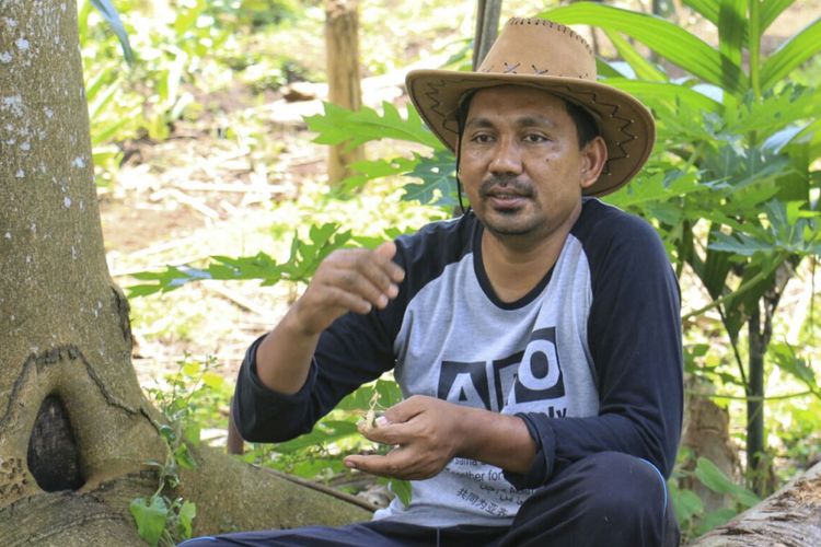 Muslahuddin Daud, mantan karyawan Bank Dunia yang memilih menjadi petani palawija dan mengajak para petani ganja di Desa Lamteuba, Kecamatan Seulimum, Kabupaten Aceh Besar, untuk menanam palawija.