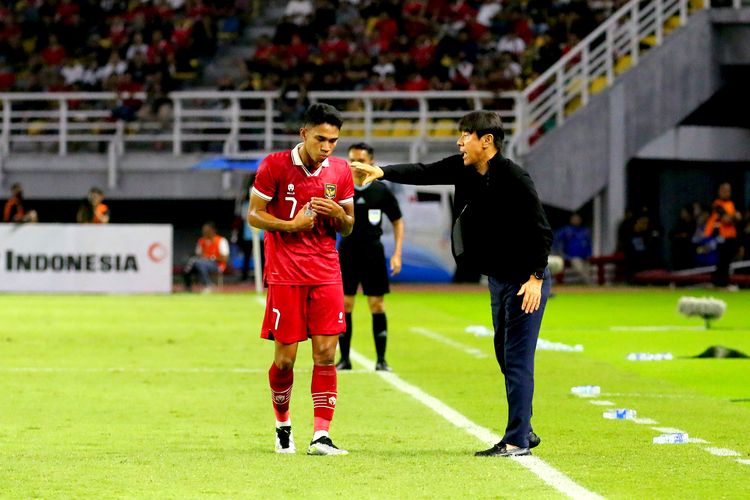 Pelatih Timnas Indonesia Shin Tae-yong saat memberi pengarahan kepada pemain muda Marselino Ferdinan disela-sela pertandingan FIFA Matchday melawan Palestina yang berakhir dengan skor 0-0 di Stadion Gelora Bung Tomo Surabaya, Rabu (14/6/2023) malam.