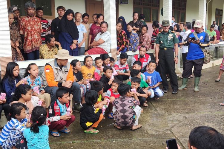 Sebanyak 210 warga Desa Pucung, Kecamatan Kismantoro, Kabupaten Wonogiri, Jawa Tengah masih bertahan setelah lima hari berada di lokasi pengungsian. Ratusan warga tersebut masih menunggu instruksi dari BPBD Kabupaten Wonogiri untuk balik ke kediaman masing-masing.