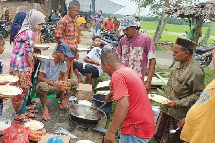 Suasana makan siang di lokasi pengungsian Desa Mancang, Kecamatan Samudera, Aceh Utara, Sabtu (2/10/2021).