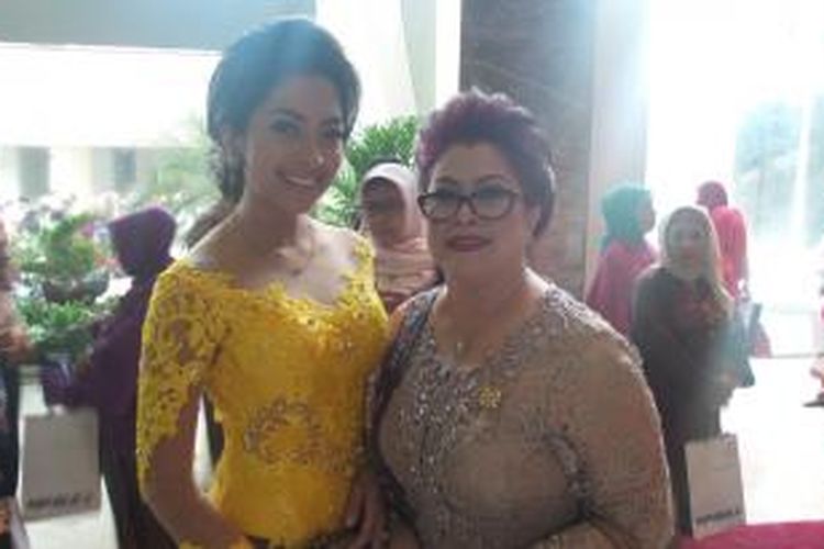 Finalis Puteri Indonesia 2011 Andi Tenri Natassa bersama ibunya Dewie Yasin Limpo, anggota DPR terpilih dari Dapil I Sulsel asal Partai Hanura.