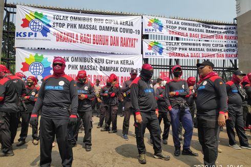 Buruh Demo di Depan Gedung DPR, Tolak Pembahasan RUU Ciptaker dan PHK Massal