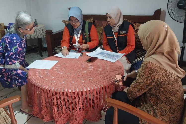 Mengikuti Petugas Sensus Ekonomi 2026 dari Rumah ke Rumah, Apa Saja yang Ditanyakan?