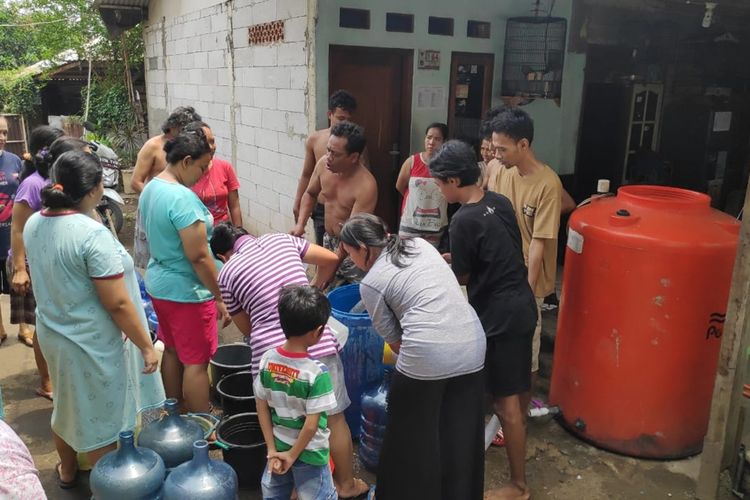 Warga RW 06, Kelurahan Munjul, Kecamatan Cipayung, Jakarta Timur, yang alami kekeringan air bersih saat menerima bantuan air bersih, Kamis (21/11/2019).