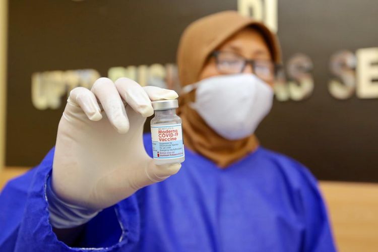 Vaksin dosis ketiga atau booster mulai disuntikan untuk tenaga kesehatan di Banyuwangi, Selasa (10/8/2021).
