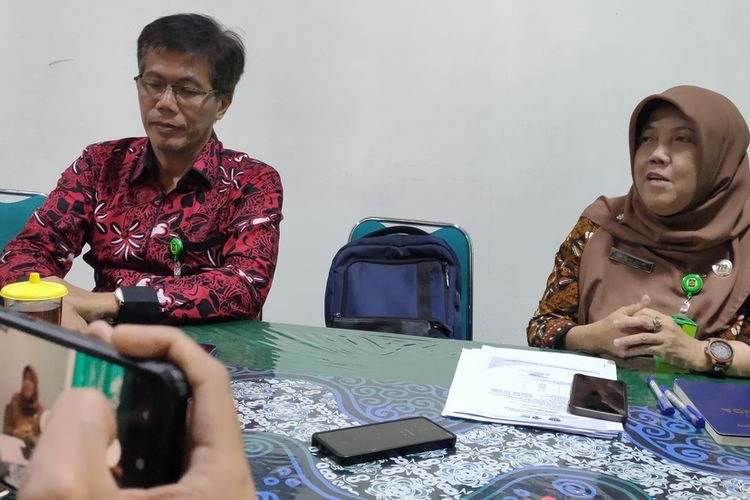 Kepala Dinas Kesehatan Kulon Prrogo, Sri Budi Utami dan Kepala Bidang P2P Dinas Kesehatan Kulon Progo, Mustofa Arif.