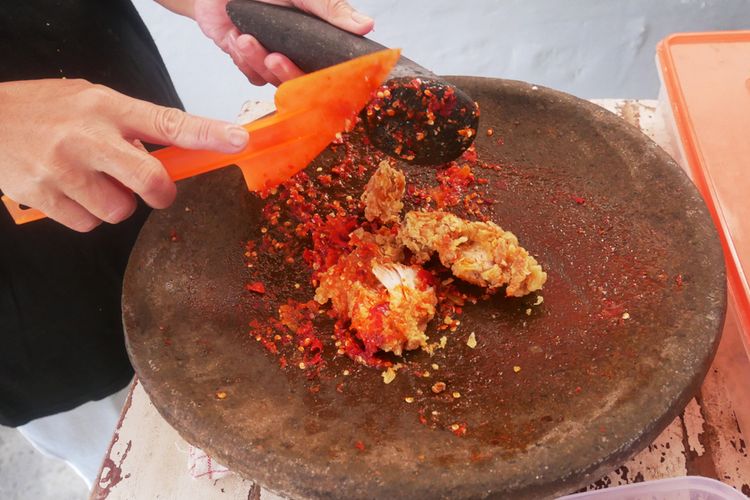 Resep Ayam Geprek Sambal Bawang, Crispy dan Pedas Mantap 