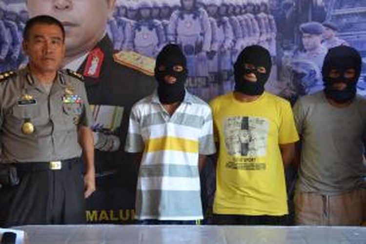 Anggota Direktorat Reserse Narkoba (Ditresnarkoba) Polda Maluku Utara mengamankan tiga orang pelaku kepemilikan dan konsumsi narkotika jenis sabu.

