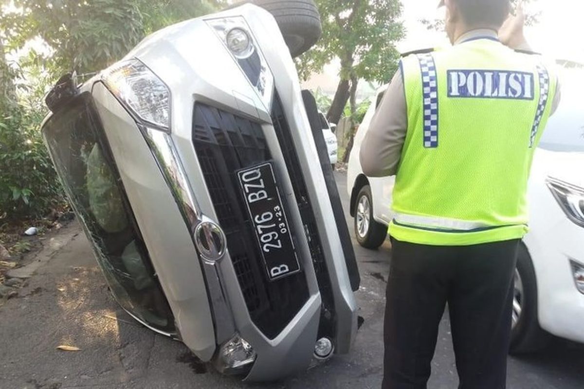 Mobil sampai terguling, karena sandal tersangkut di pedal gas.