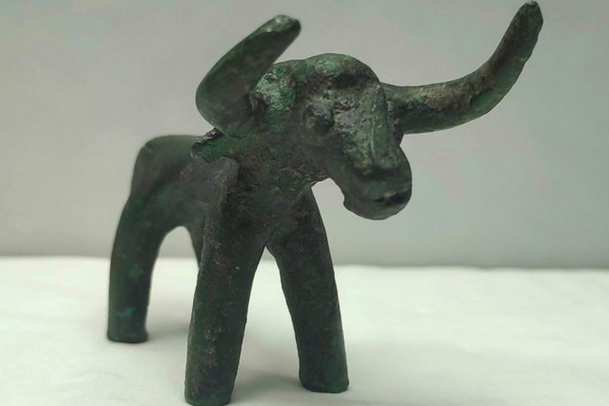 Pengujian awal menunjukkan bahwa patung banteng, yang ditemukan bulan lalu, diperkirakan berusia setidaknya 2.500 tahun.