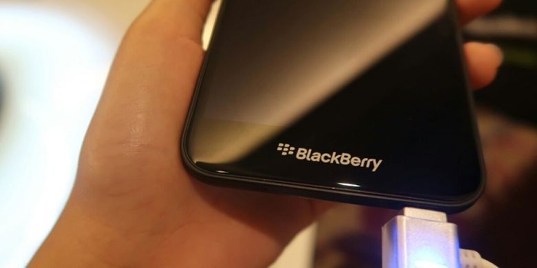 Port USB di BlackBerry Aurora di bagian bawah. Tidak ada tombol Home fisik di bingkainya.