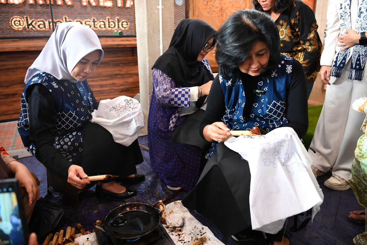 Penasehat Dharma Wanita Persatuan (DWP) Kementerian Koperasi (Kemenkop), Dina Budi Arie Setiadi saat melakukan kunjungan ke EB Batik Tradisional, di Desa Panembahan, Kabupaten Cirebon, Jawa Barat, Kamis (23/1/2025).