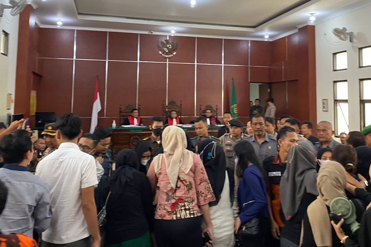 Suasana Sidang kasus Revenge Porn di Pengadilan Negeri (PN) Pandeglang, Selasa (11/7/2023). Korban menangis histeris saat sidang tiba-tiba ditunda.